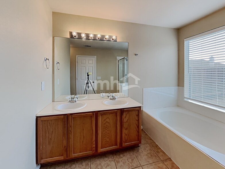 Building Photo - 3002 Marigold Dr