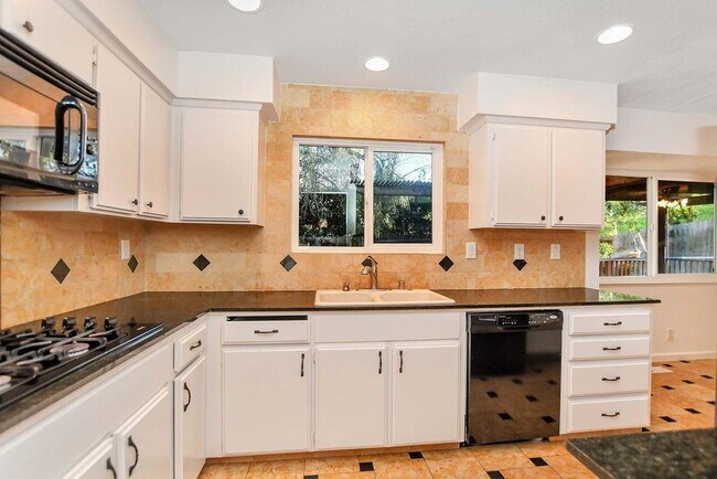 Building Photo - 805 Hawk Ct