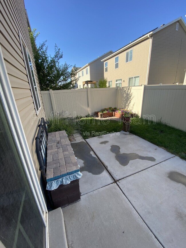 Building Photo - 972 Stonehaven Dr