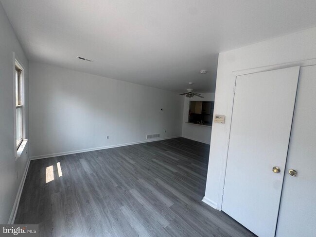 Building Photo - 1107 Van Buren Way