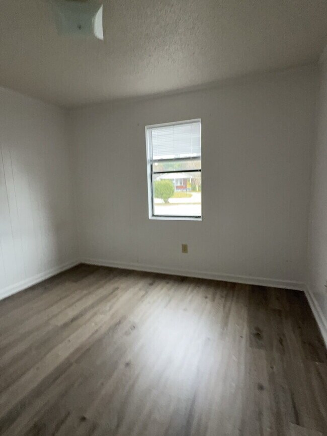 Building Photo - Charming 2 Bedroom Apartment 216 Zack Circle #B