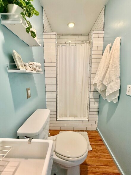 Building Photo - 9730 Regent St