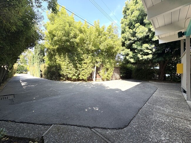 Building Photo - Eichler-Style Gem in Desirable Triple El N...