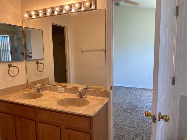 Building Photo - 3 bedroom townhouse in Largo - Seminole Pa...
