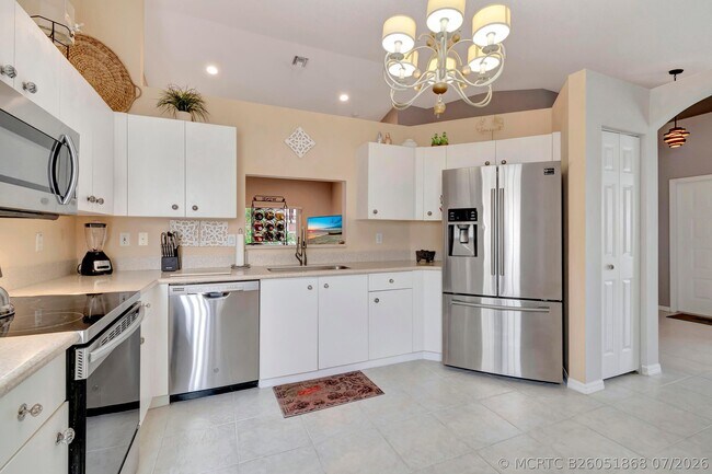 Building Photo - 6129 Heliconia Rd