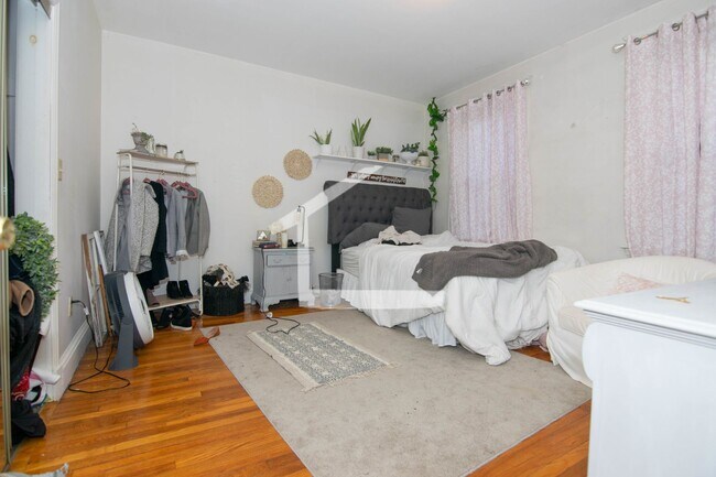 Building Photo - Great Value 4-bed, 2-bath w/ Heat/ Hot Water Included