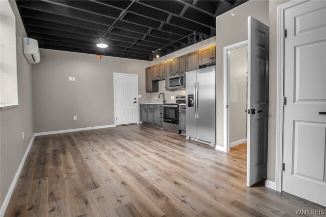 Building Photo - 126 E Niagara St