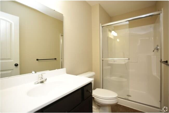 Building Photo - Eagle Creek Townhomes - Fall in love with lower rent!