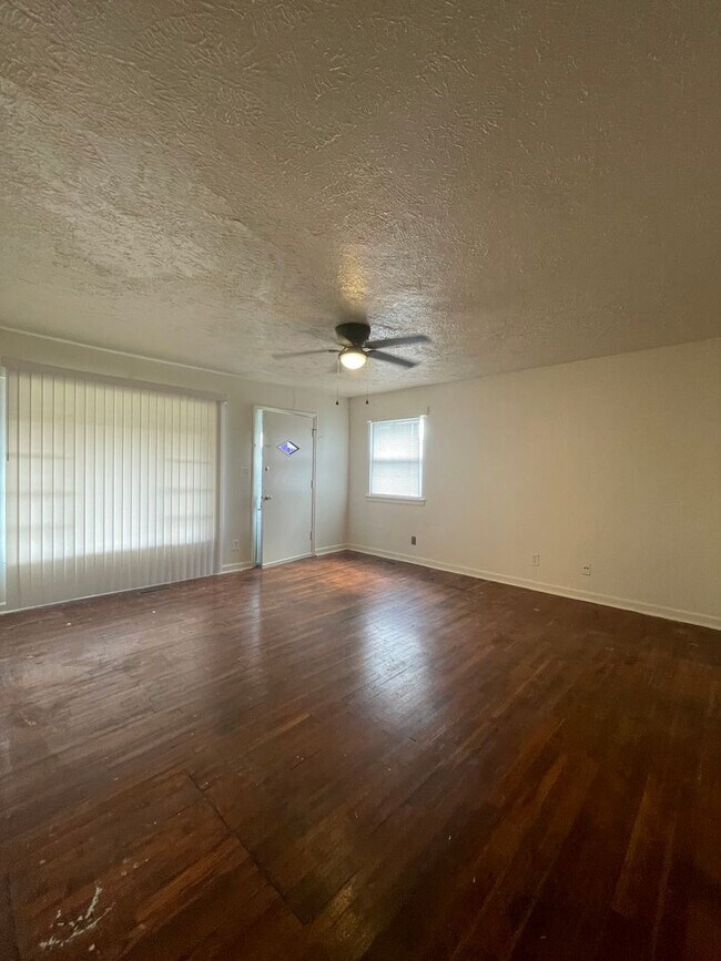 Building Photo - 307 W McGee St
