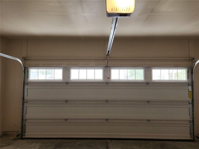 Building Photo - 1050 Sunny Lk Dr