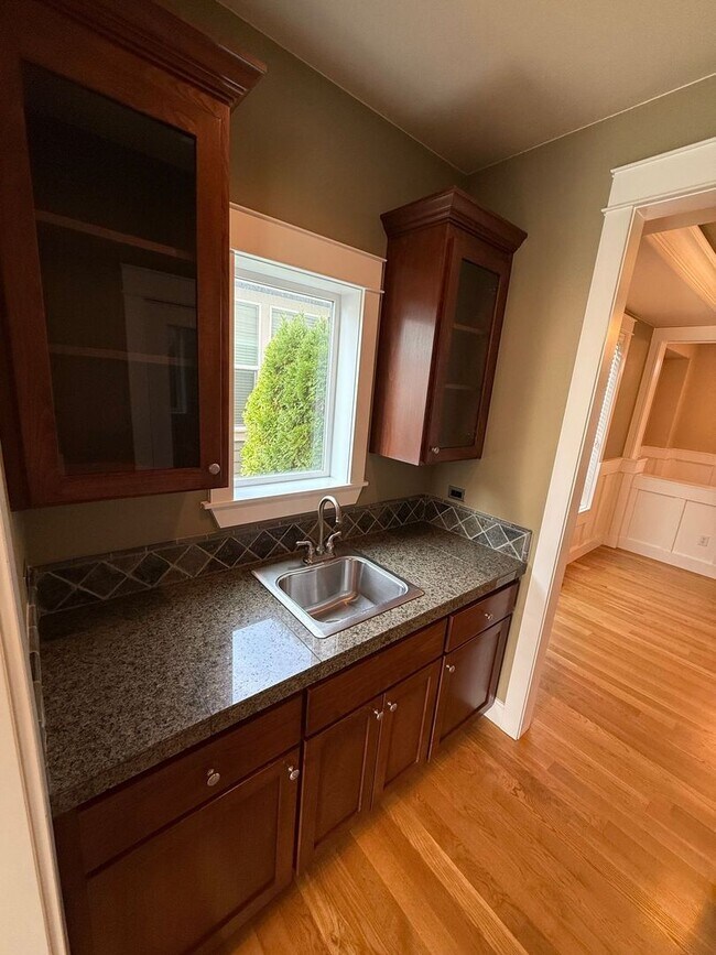 Building Photo - Stunning large 3 bedroom plus bonus rooms ...