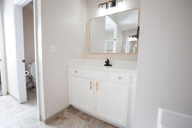 Building Photo - 816 W Ridgewood Cove
