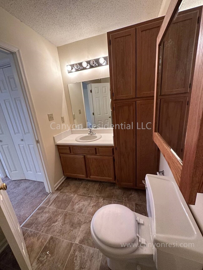 Building Photo - Beautiful 3b, ready to move in!