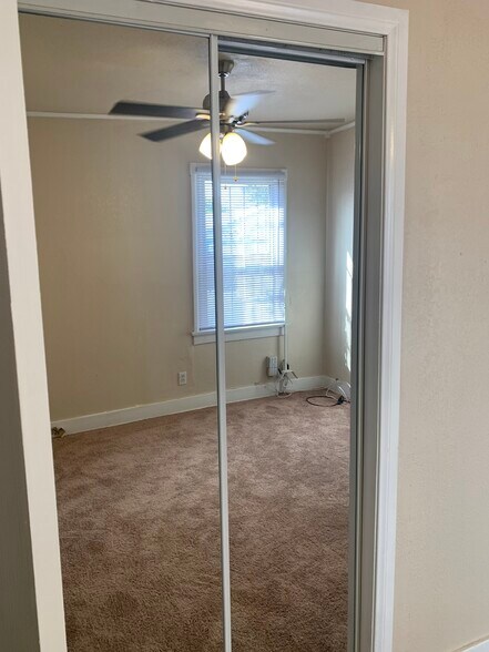 Building Photo - 342 E 84th St