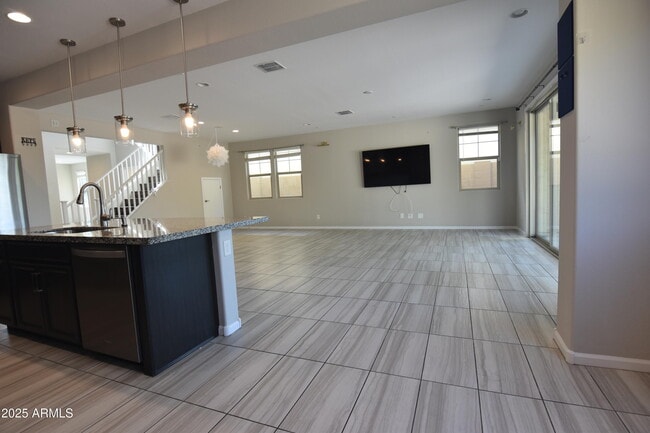 Building Photo - 250 E Wisteria Dr