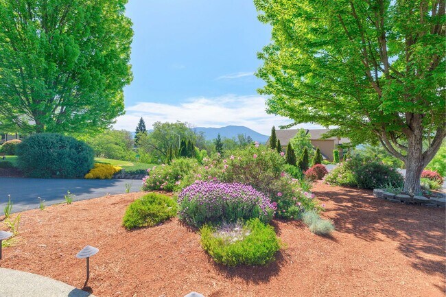 Building Photo - NW Grants Pass, Class, Style and Views!!!