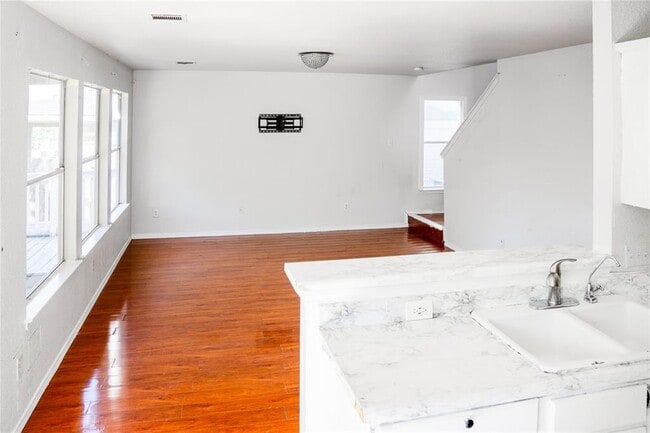Building Photo - 15224 Sarah's Creek Dr