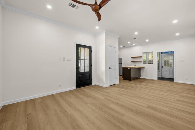 Building Photo - 1307 Kinney Ave