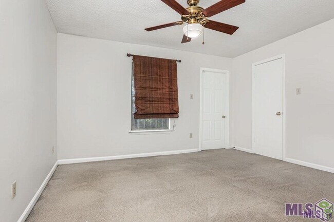 Building Photo - 4625 Parkoaks Dr