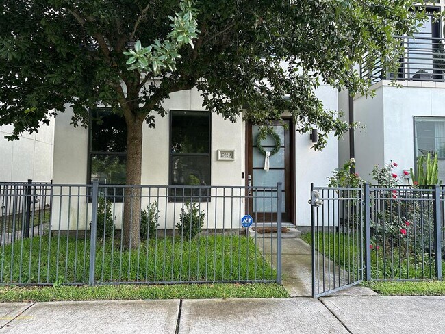 Building Photo - 1702 Alamo St