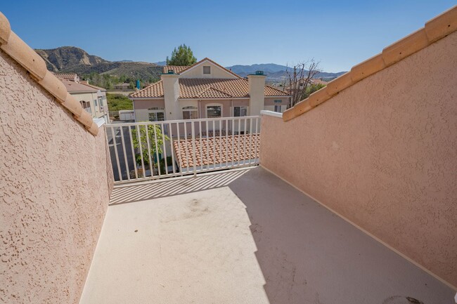 Building Photo - 2 Bedroom Condo with Loft in Canyon Country!