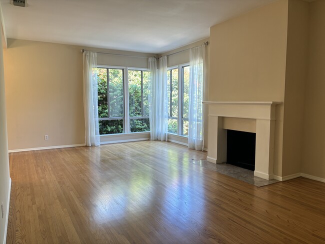 Spacious living room - 5450 Burnet Ave