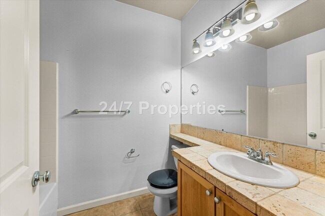 Building Photo - 3 BD I 2.5 BA Beaverton Townhome