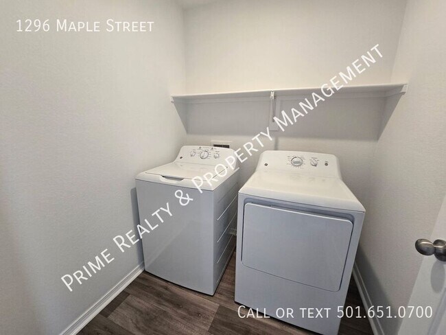 Building Photo - 1296 Maple St