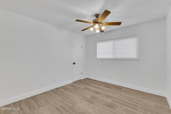 Building Photo - Come to check this beautiful house 4 bedrooms, possible 5th bed and 3 baths.