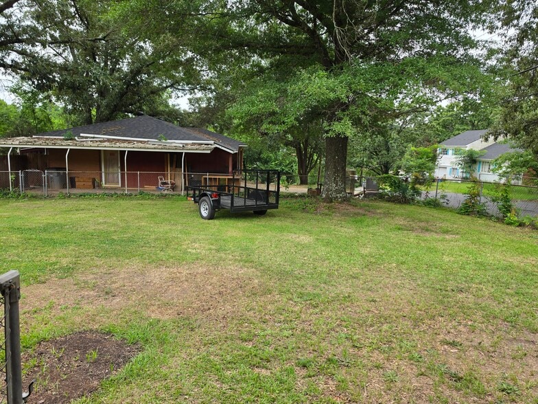 Building Photo - 807 Woodlawn Ave