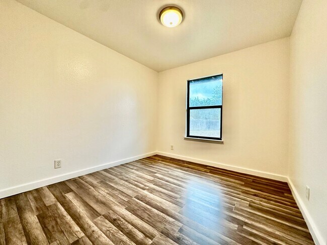 Building Photo - Cozy 4/2