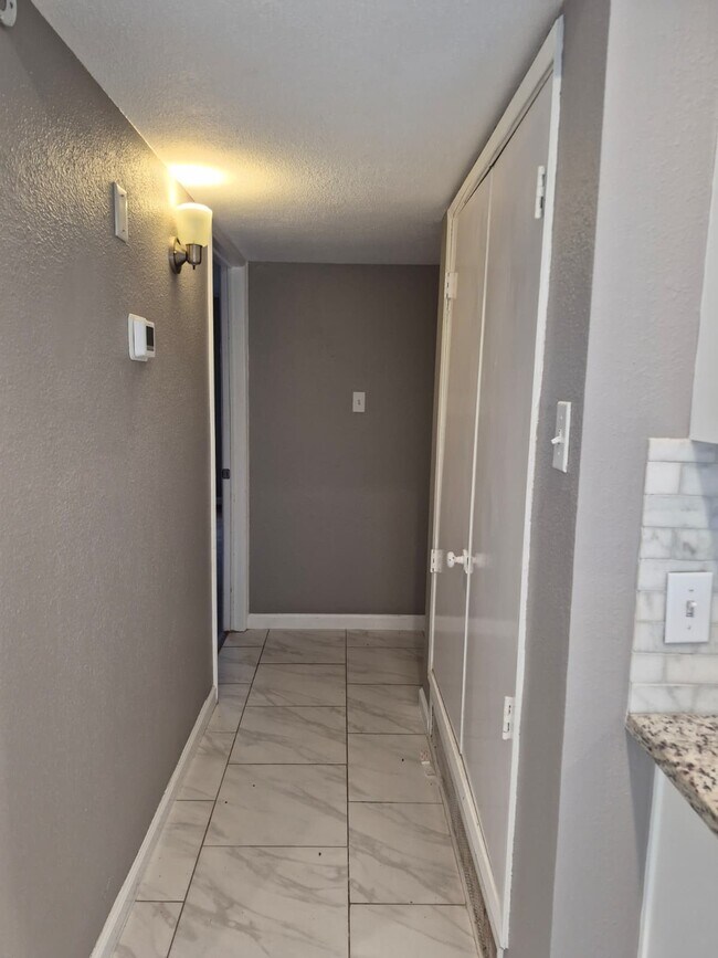 Building Photo - 15735 Munson Ln