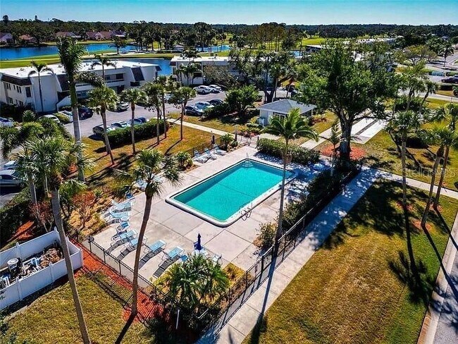 Building Photo - 6999 W Country Club Dr N