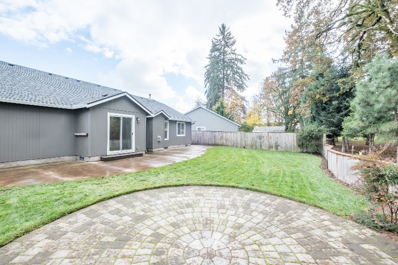 Building Photo - 918 NE Oakmont Loop