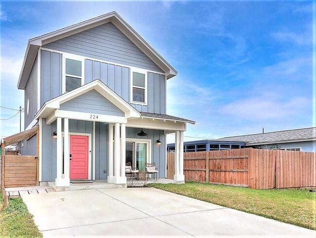 Building Photo - 224 E Oaks Ave