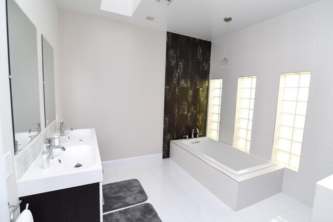 Building Photo - 511 Golden Harbour Dr