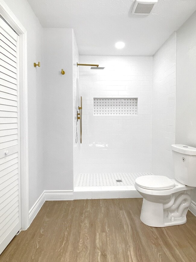 Building Photo - 810 Avenue D