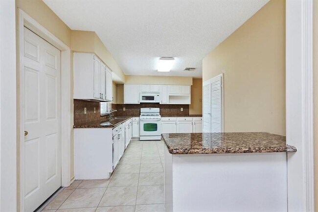 Building Photo - 2007 Highland Hills Dr