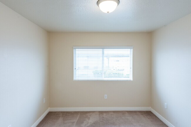 Building Photo - 3 Bedroom/2 bathroom Condo in Sandy
