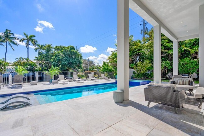 Building Photo - 2700 NE 18th St