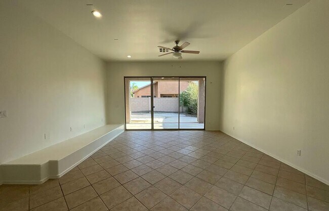 Building Photo - 7236 W Paradise Ln