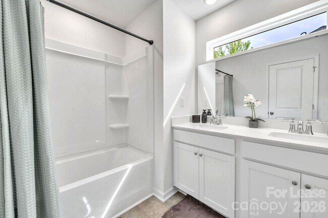 Building Photo - 1940 Highland Park Dr