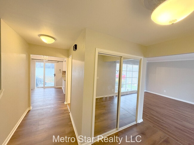 Building Photo - 1553 Lakewood Dr