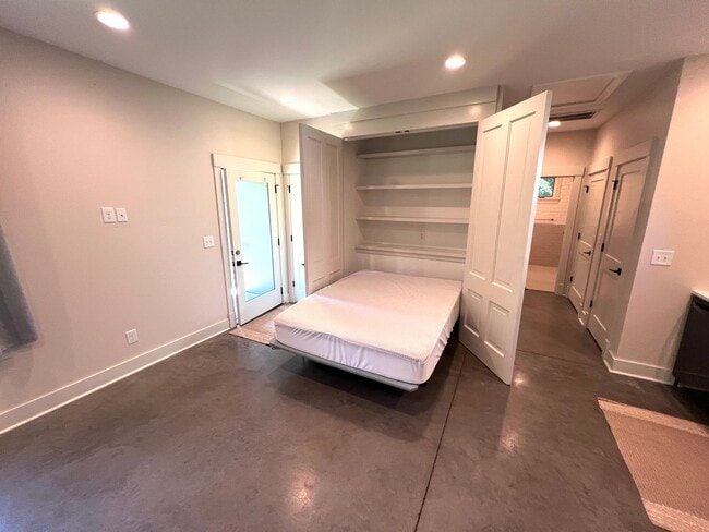 Building Photo - Simple yet tasteful living in East Nashvil...