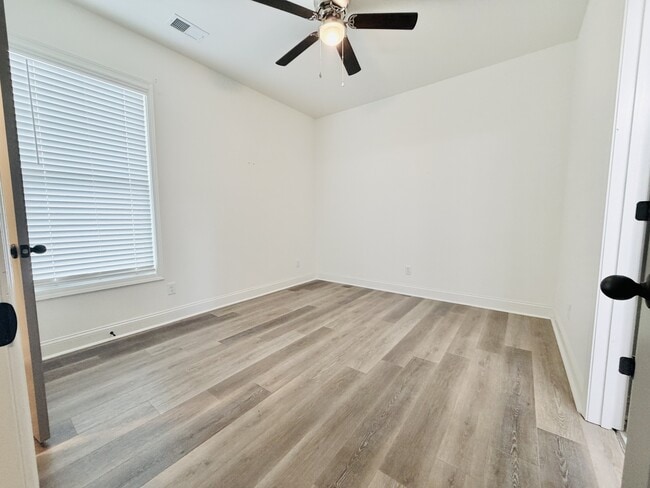 Building Photo - 2035 Rosewood Dr