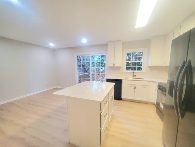 Building Photo - 14142 Betsy Ross Ln