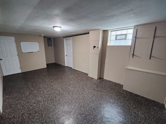Building Photo - *Recently Updated 3BD/2BA Single Family Ho...