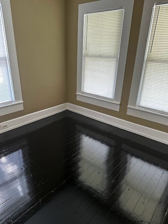 Building Photo - MOVE IN SPECIAL!! FIRST MONTH FREE!