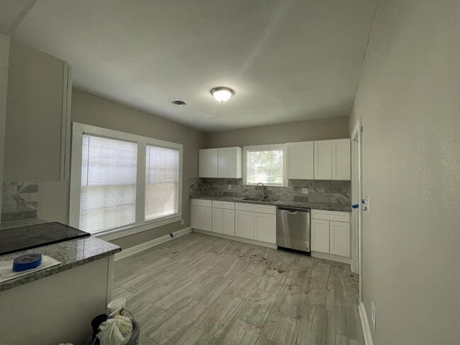 Building Photo - 3 bed, 1 bath with lots of updates! New fl...