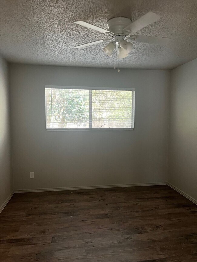 Building Photo - 405 Fantail Loop